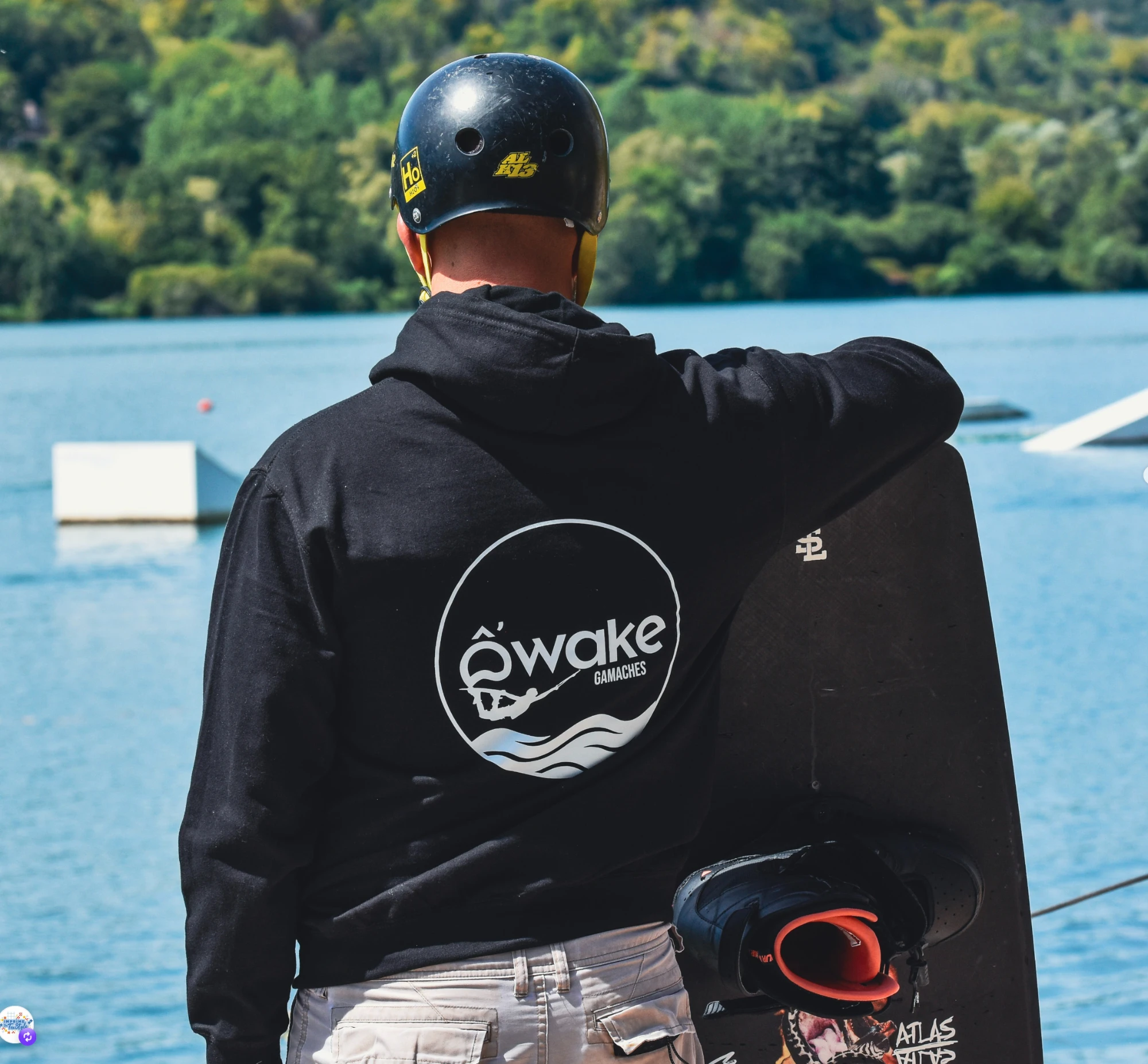 Dos du sweat à capuche O'Wake Gamaches avec le grand logo blanc du club, face au téléski nautique