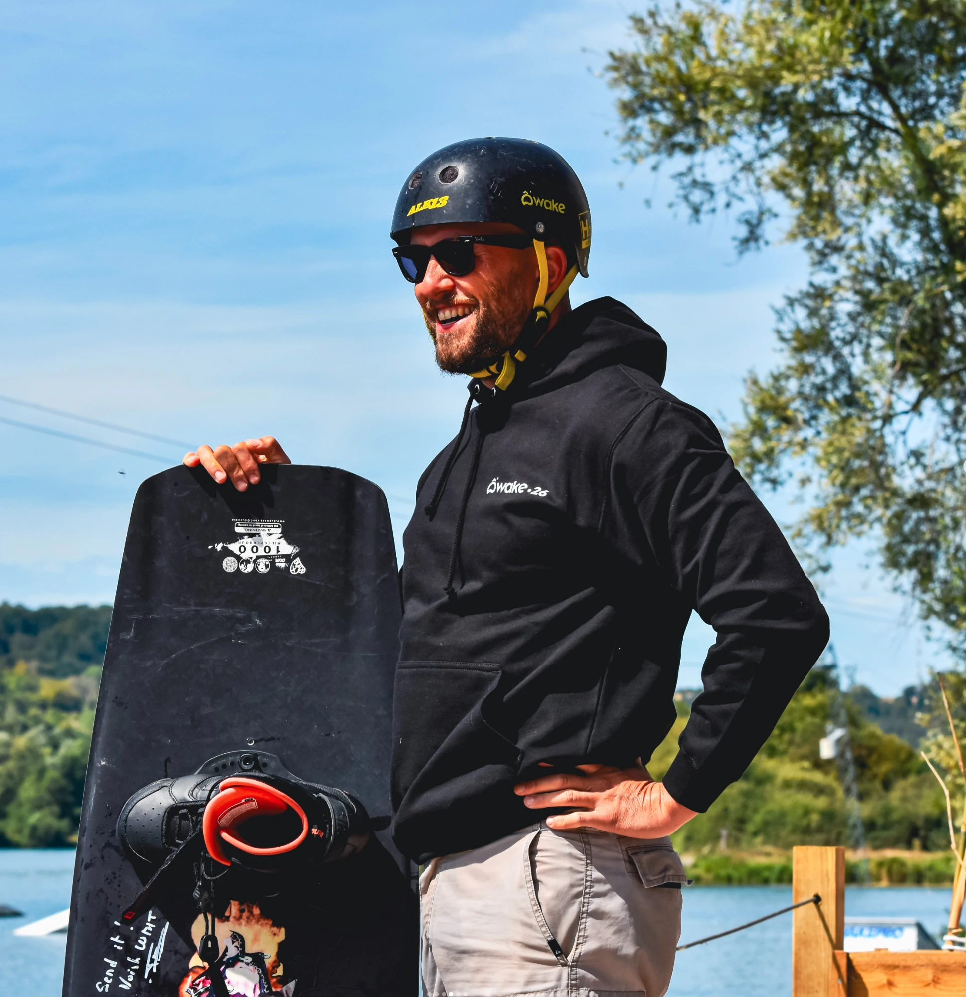 Moniteur du club O'Wake Gamaches portant le sweat à capuche noir brodé du logo du club